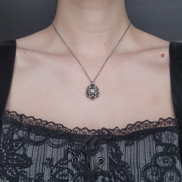 Gothic crystal chainmaille necklace with a small silver chain - Picture 5 of 7